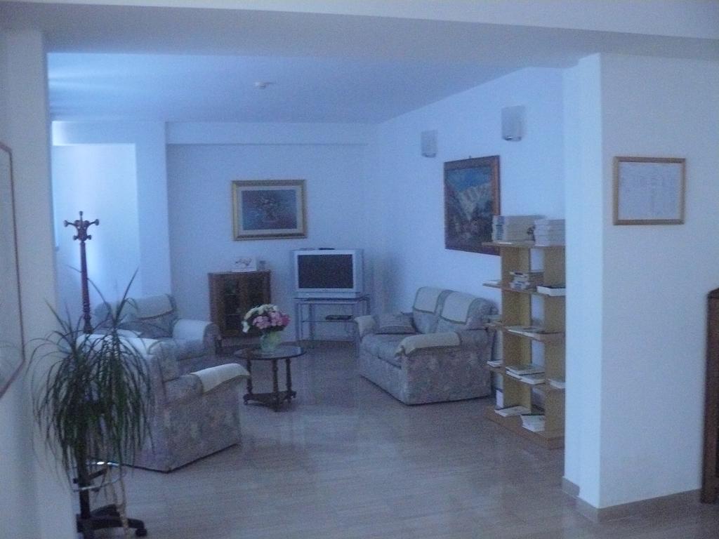 Casa Religiosa Di Ospitalita Nazareno Hotel Spoleto Buitenkant foto